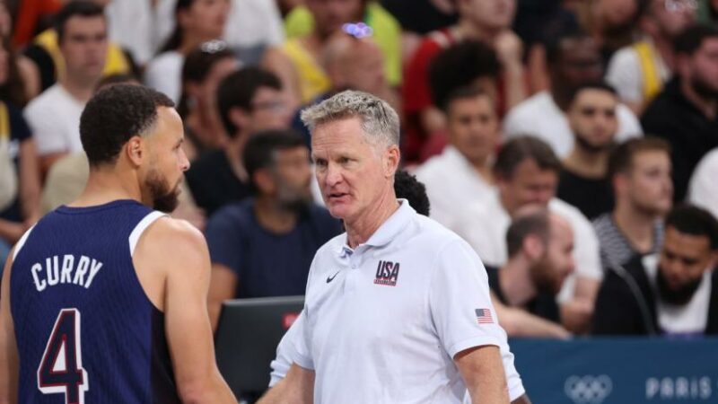 Steve Kerr apporte son soutien à Kamala Harris en imitant la célébration de Stephen Curry